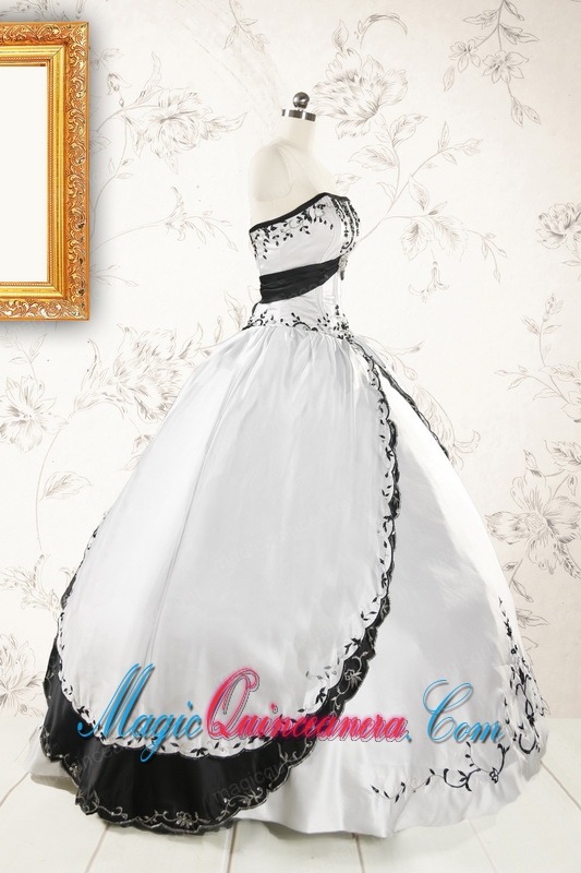 2015 Customize Embroidery White and Black Quinceanera Dresses