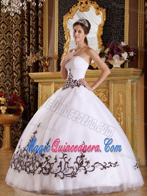 Low Price White Ball Gown Sweet 16 Dresses with Embroidery