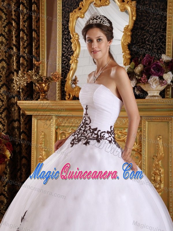 Low Price White Ball Gown Sweet 16 Dresses with Embroidery
