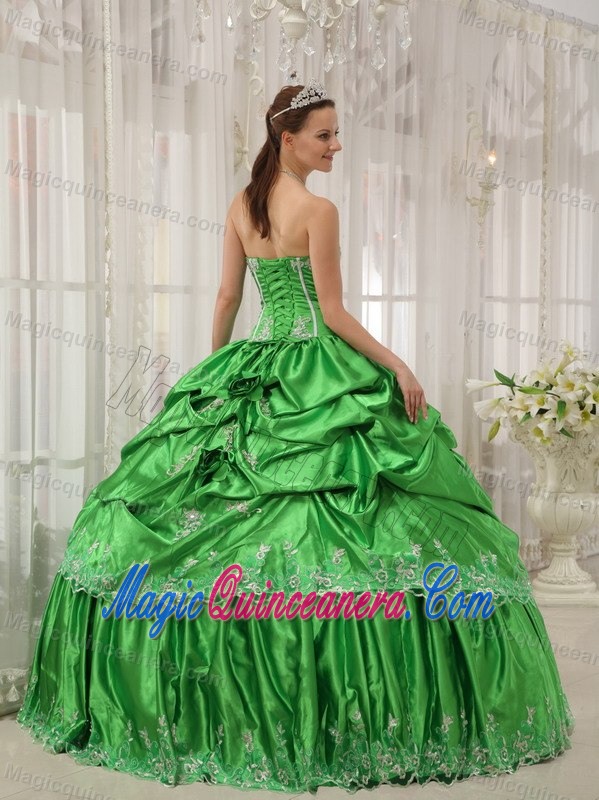 Spring Green Beaded Taffeta Quinceanera Dresses with Lace Hem