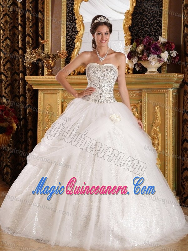 Sweetheart White Quinceanera Dress in Tulle and Shinning Fabric