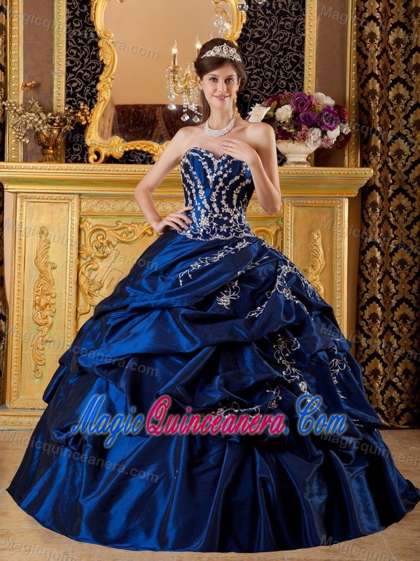 Navy Blue Taffeta Quinceanera Dress with Sweetheart Neck and Appliques