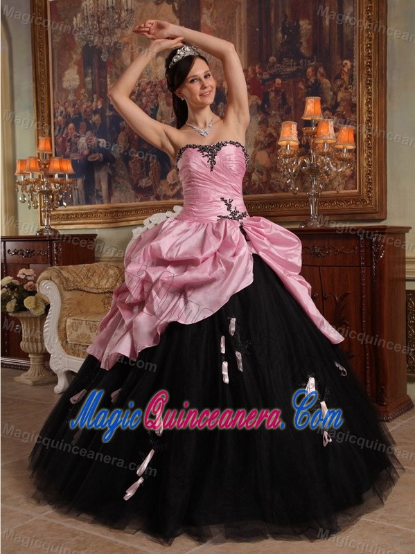 Rose Pink and Black Sweetheart Quinceanera Gown Dresses Appliques