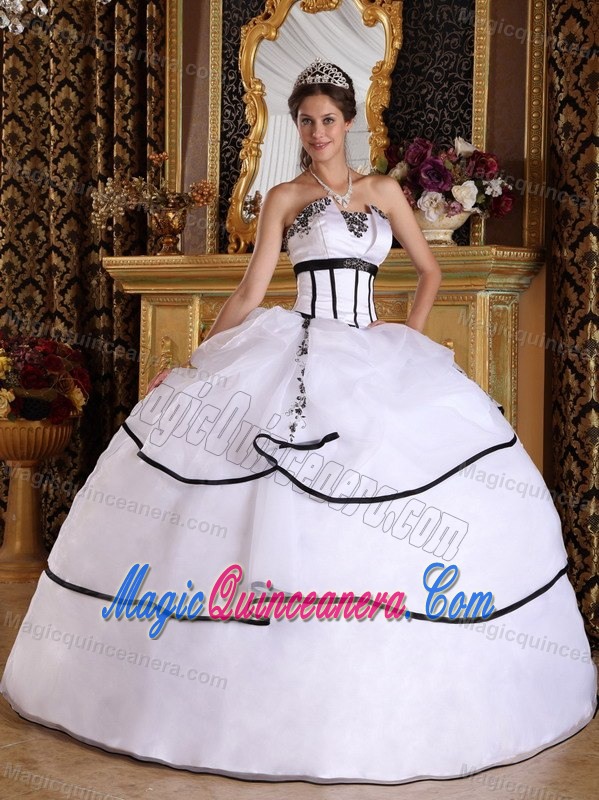 Ball Gown Simple Appliqued White Sweet 15 Dresses Organza
