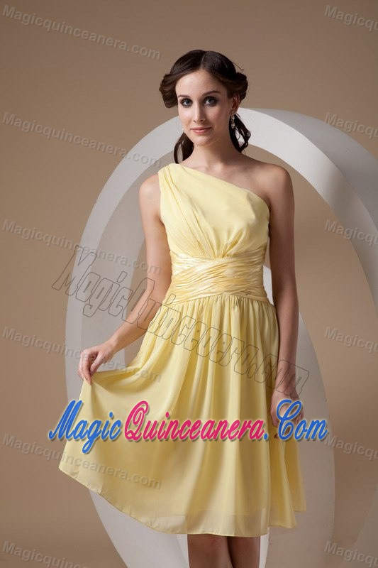 Light Yellow One Shoulder Knee-length Chiffon Dama Dress in Bergen
