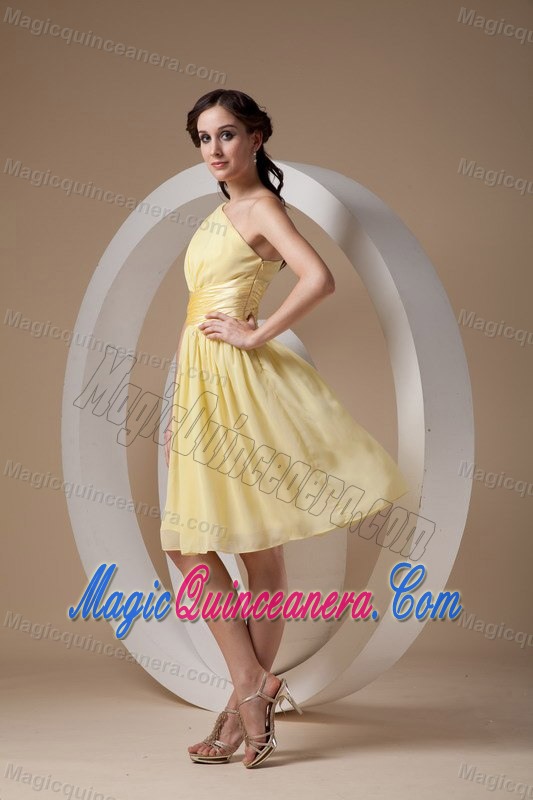 Light Yellow One Shoulder Knee-length Chiffon Dama Dress in Bergen