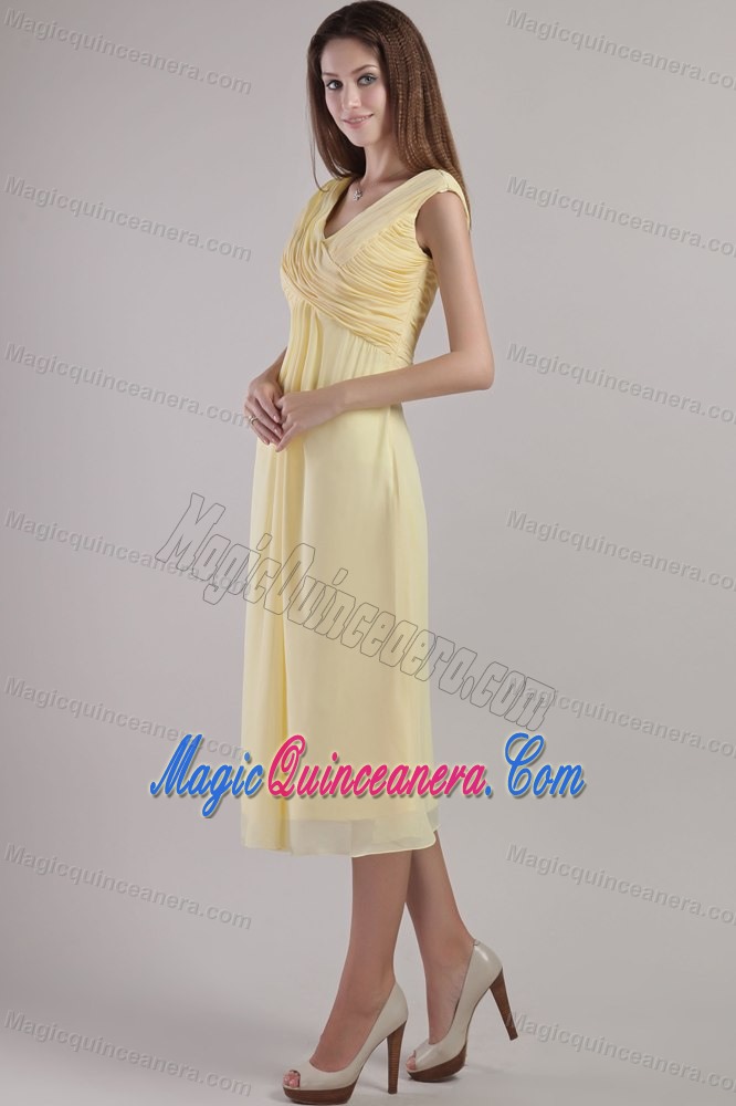 Ruched Light Yellow V-neck Chiffon Tea Length Dresses for Damas