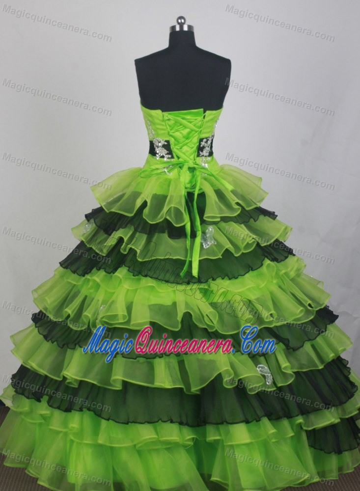 Tiered Spring Green and Black Quinceanera Dresses with Appliques