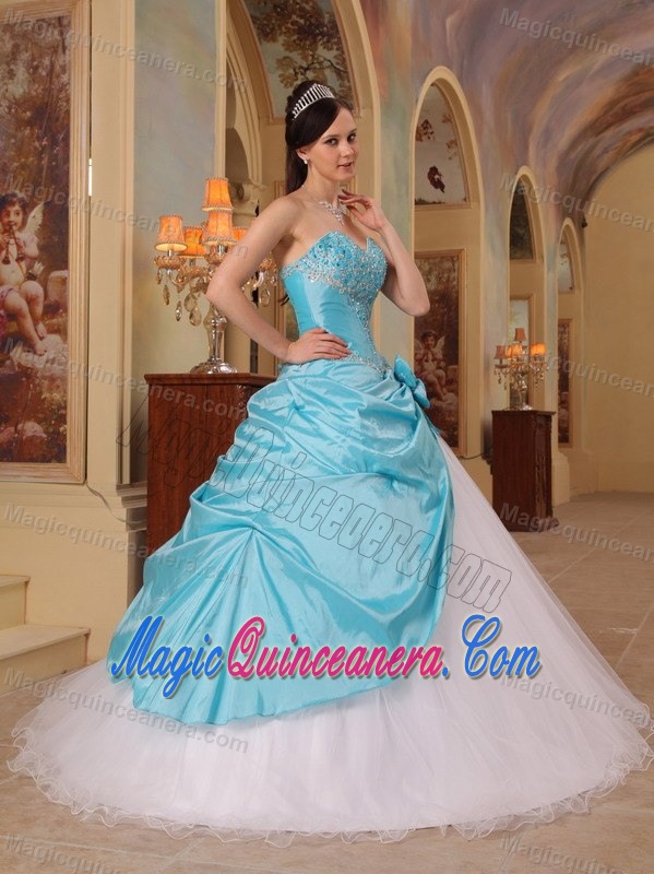 Appliqued A-line Blue and White Quinceanera Gowns with Flowers