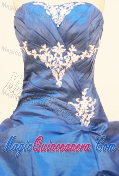 Elegant Ruching and Appliques Strapless Quincenera Dresses in Blue