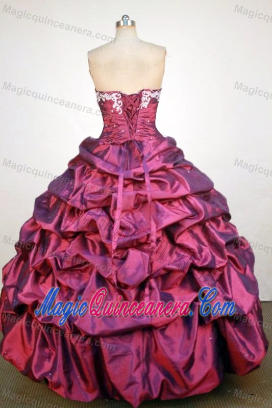 Appliques Sweetheart Red Quinceanera Gown with Beading and Pick-ups