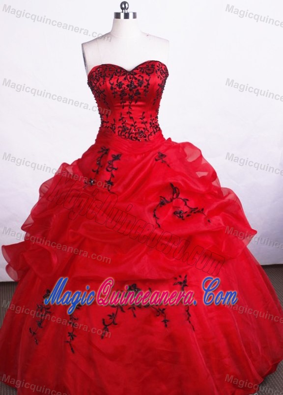 Discount Red Sweetheart Organza Quinceanera Dresses with Embroidery
