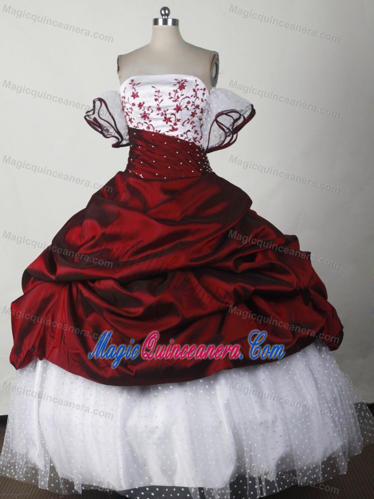 Pick-ups Burgundy Strapless Taffeta Quinceanera Dress with Appliques