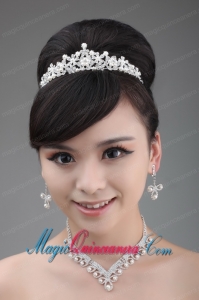 Tiara and Necklace in Luxurious Pearl and Alloy