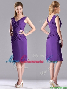 Cheap Column V Neck Knee-length Short Dama Dress in Purple