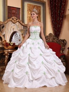 Pick ups White Sweet Sixteen Dresses with Green Appliques on Sale