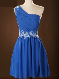 High Quality Blue Empire Chiffon One Shoulder Sleeveless Appliques and Ruching Mini Length Zipper Dama Dress for Quinceanera