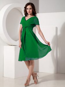Captivating Knee Length Green Mother Of The Bride Dress Chiffon Short Sleeves Ruching