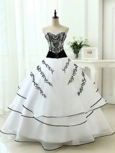 White Organza Lace Up Sweetheart Sleeveless Floor Length Quinceanera Gowns Beading and Appliques