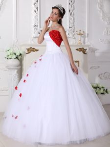 White Tulle Quinceanera Dress with Red Flowers in Carrickfergus