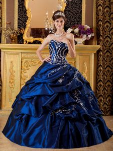 Navy Blue Taffeta Quinceanera Dress with Sweetheart Neck and Appliques