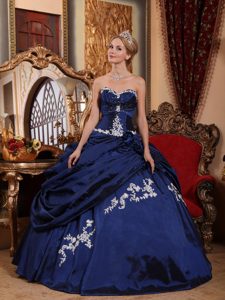 Appliqued Navy Blue Sweetheart Quinceanera Gowns with Pick ups