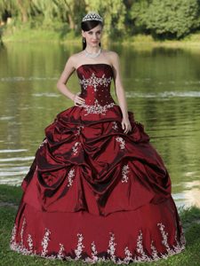 Wine Red Strapless Taffeta Dresses for 15 with Appliques Pick ups