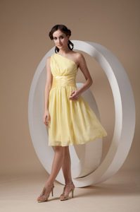 Light Yellow One Shoulder Knee-length Chiffon Dama Dress in Bergen