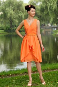 Orange V-neck Chiffon Dama Dress for Quinceaneras of Knee Length