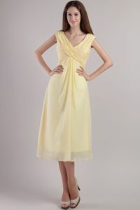 Ruched Light Yellow V-neck Chiffon Tea Length Dresses for Damas
