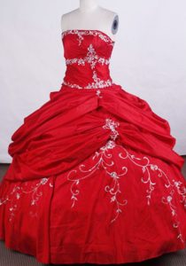 Beading Embroidery Strapless Floor-length Red Quinceanera Dresses