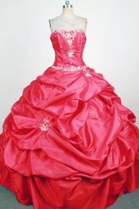 Affordable Appliques and Beading Strapless Red Quinceanera Dress with Pick-ups