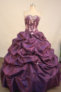 Appliques Sweetheart Pick-ups Taffeta Purple Dress For Quinceanera