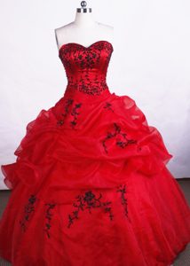 Discount Red Sweetheart Organza Quinceanera Dresses with Embroidery