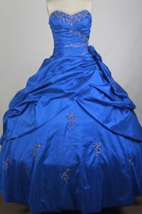 Royal Blue Sweetheart Quinceanera Dress with Ruching and Applique