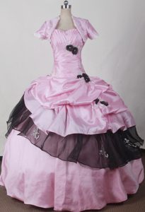 Pink Sweet Sixteen Dresses Decorated Black Flowers and Ruffles