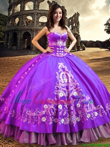 Sweetheart Sleeveless Vestidos de Quinceanera Floor Length Embroidery Purple Satin